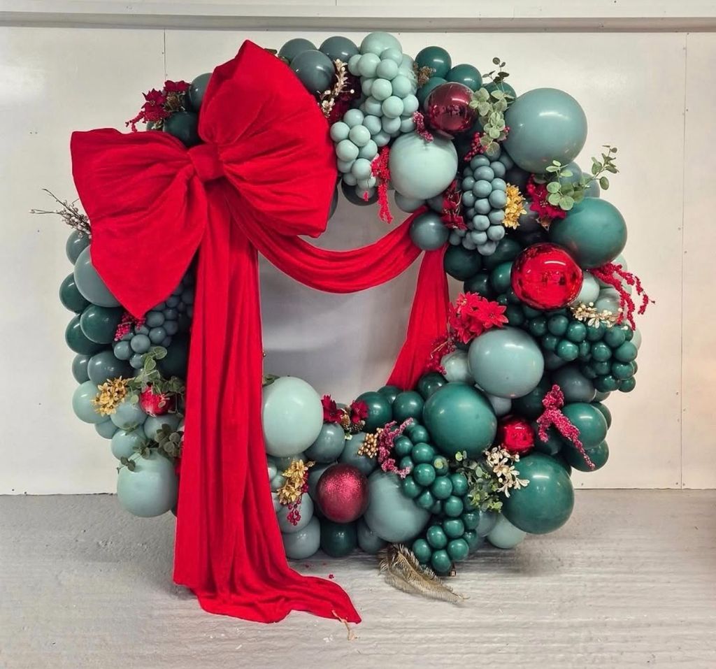 Holiday wreath balloon